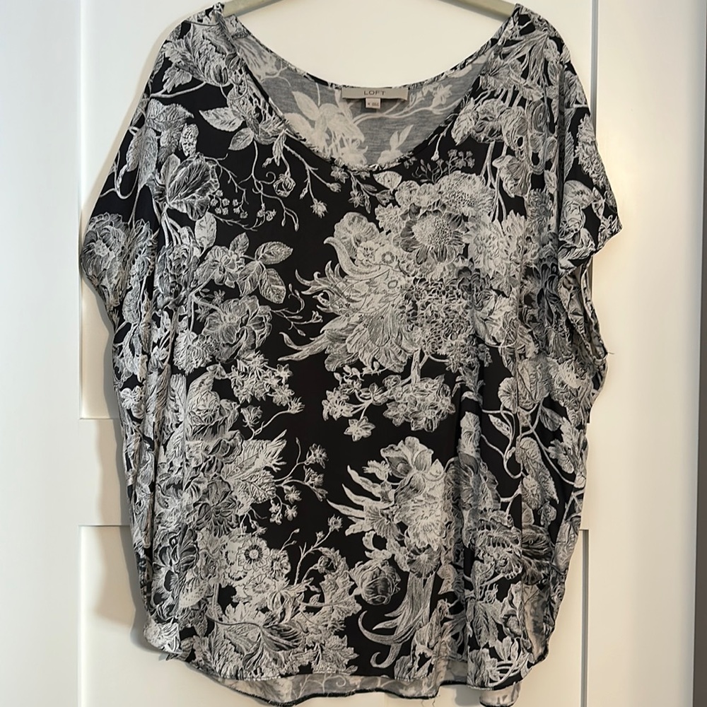 Ann Taylor Loft floral loose fitting blouse. Size XL. Charcoal gray and white.